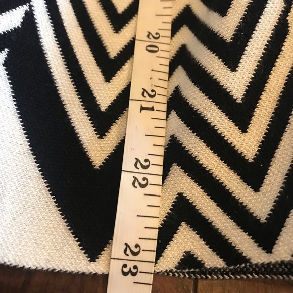 Sioni Black White Zigzag Pattern elastic waistband Midi Skirt size Medium - Picture 8 of 9